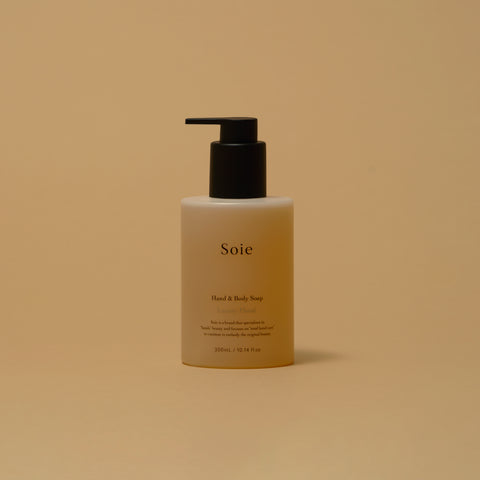 Soie（ソワ）Moist Fragrance Hand & Body Soap LUXURY FLORAL ― 洗うたびに潤う手の美容ソープ（ハンドソープ）300mL。手の美容ブランド Soie の商品写真（1枚目） | Soie (Sowa) Moist Fragrance Hand & Body Soap LUXURY FLORAL: a beauty soap for the hands that moisturises with every wash (hand soap), 300 mL. Product photo from the hand beauty brand Soie